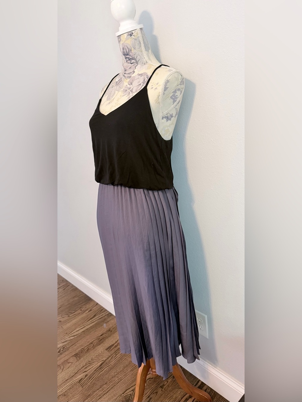 LOFT Pleated Midi Dress Black & Gray Colorblock Size Small - Picture 3 of 6